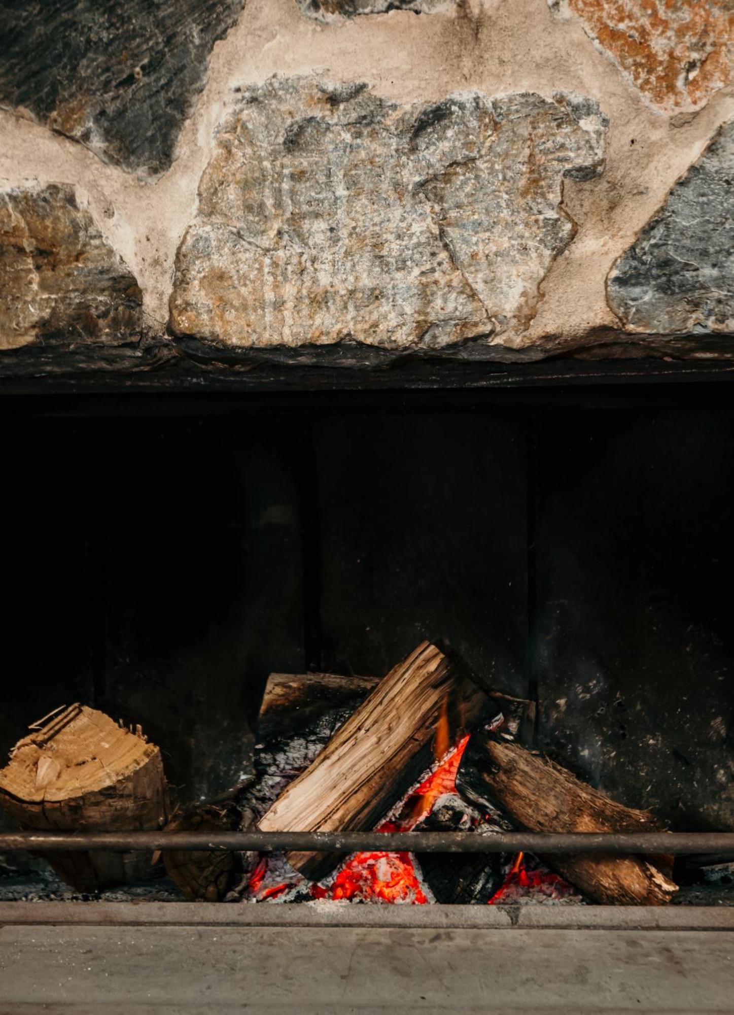 The Oak & Anchor Hotel Порт-Фері Екстер'єр фото The interior of a wood-burning fireplace