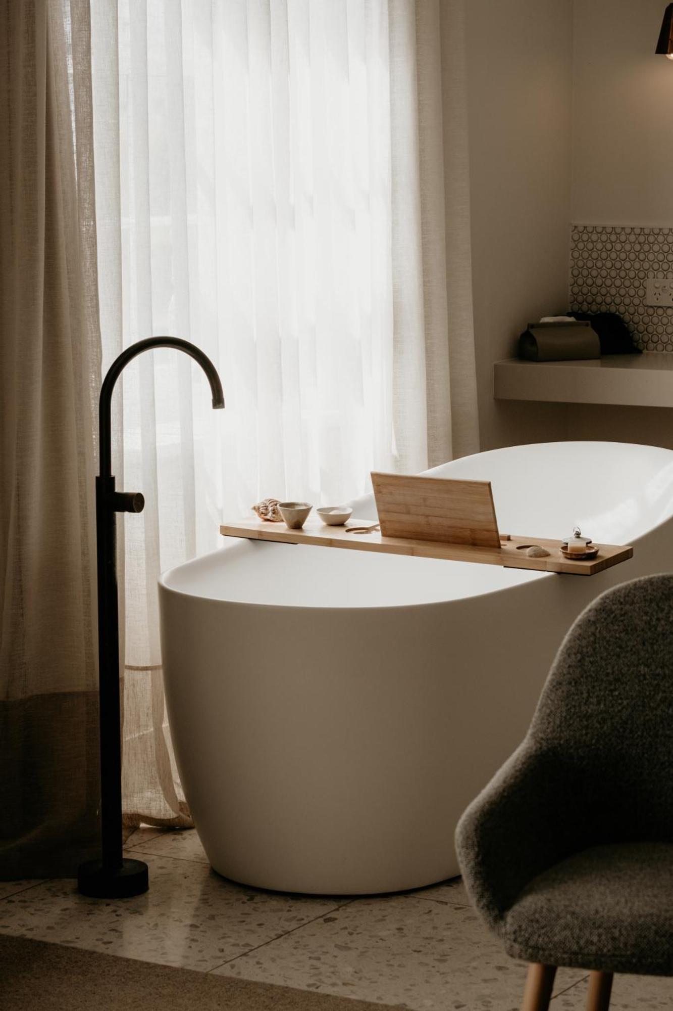 The Oak & Anchor Hotel Порт-Фері Екстер'єр фото A freestanding bathtub