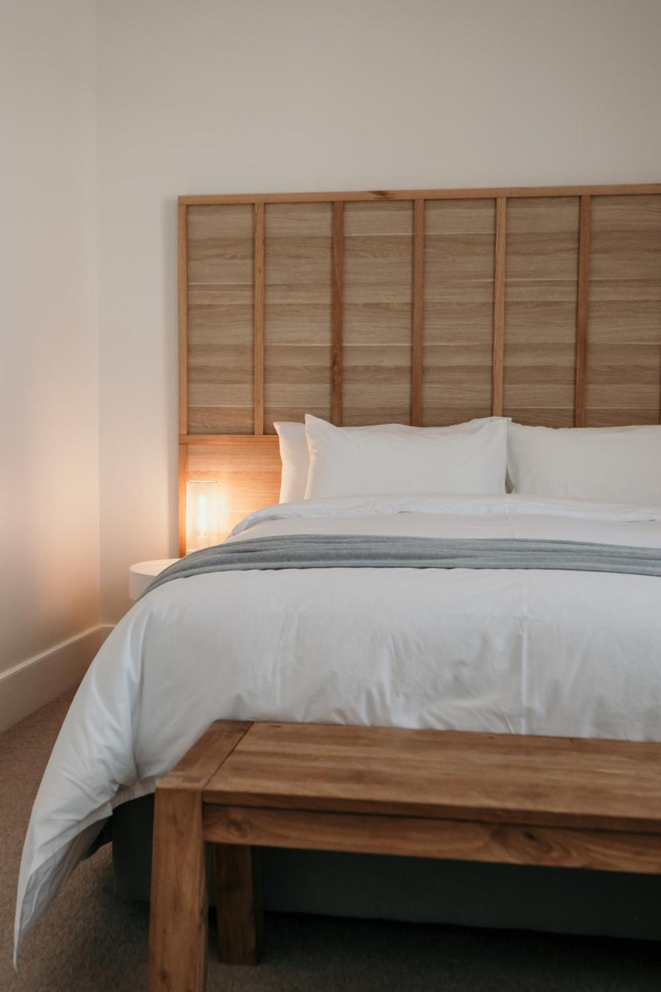 The Oak & Anchor Hotel Порт-Фері Екстер'єр фото A bed with a duvet