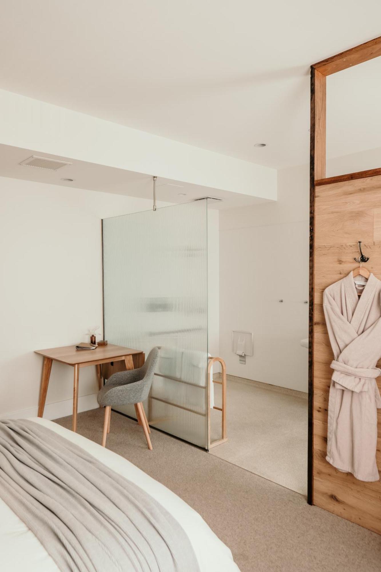 The Oak & Anchor Hotel Порт-Фері Екстер'єр фото A shower enclosure