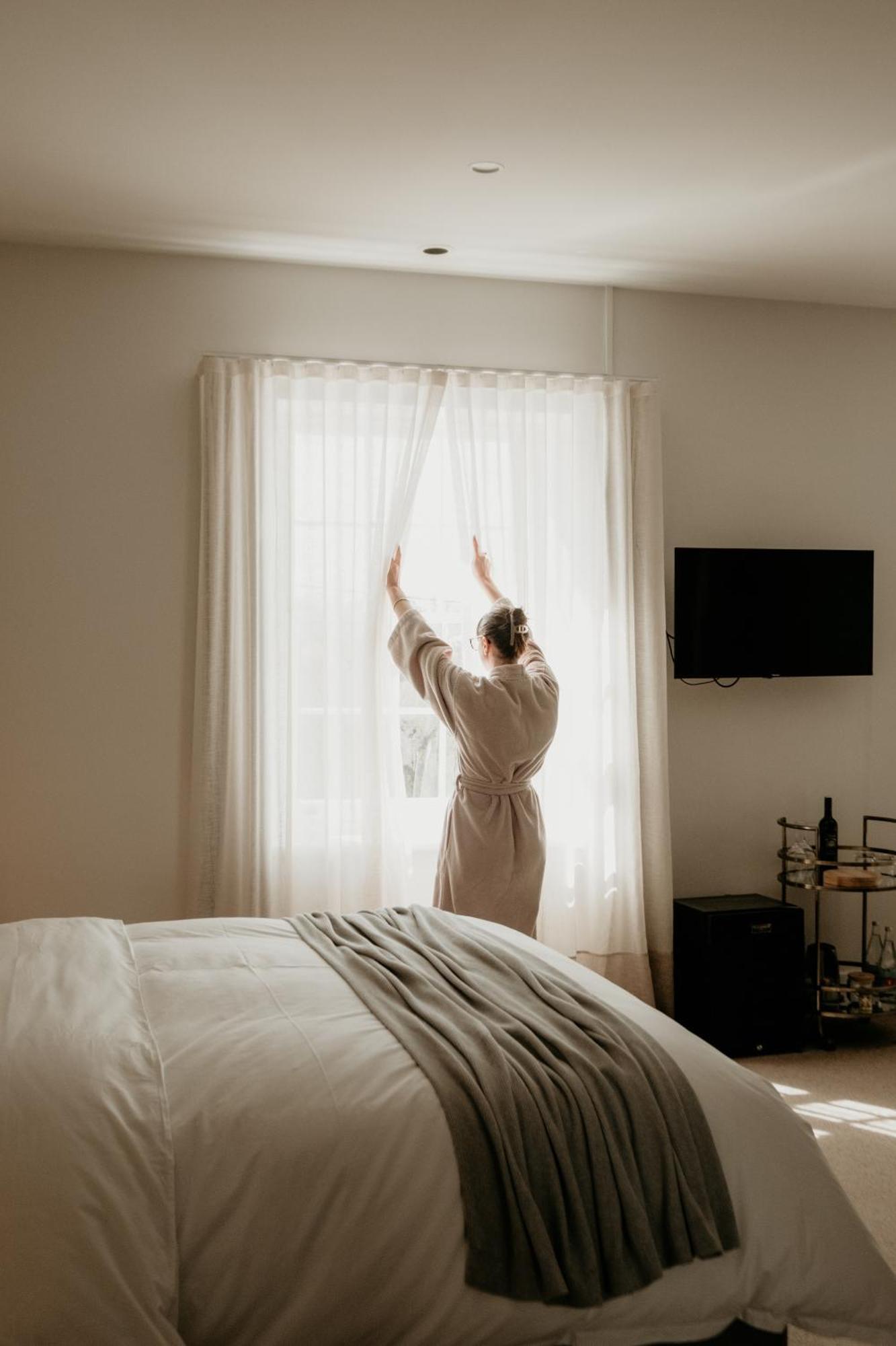 The Oak & Anchor Hotel Порт-Фері Екстер'єр фото A woman opening the curtains in the morning