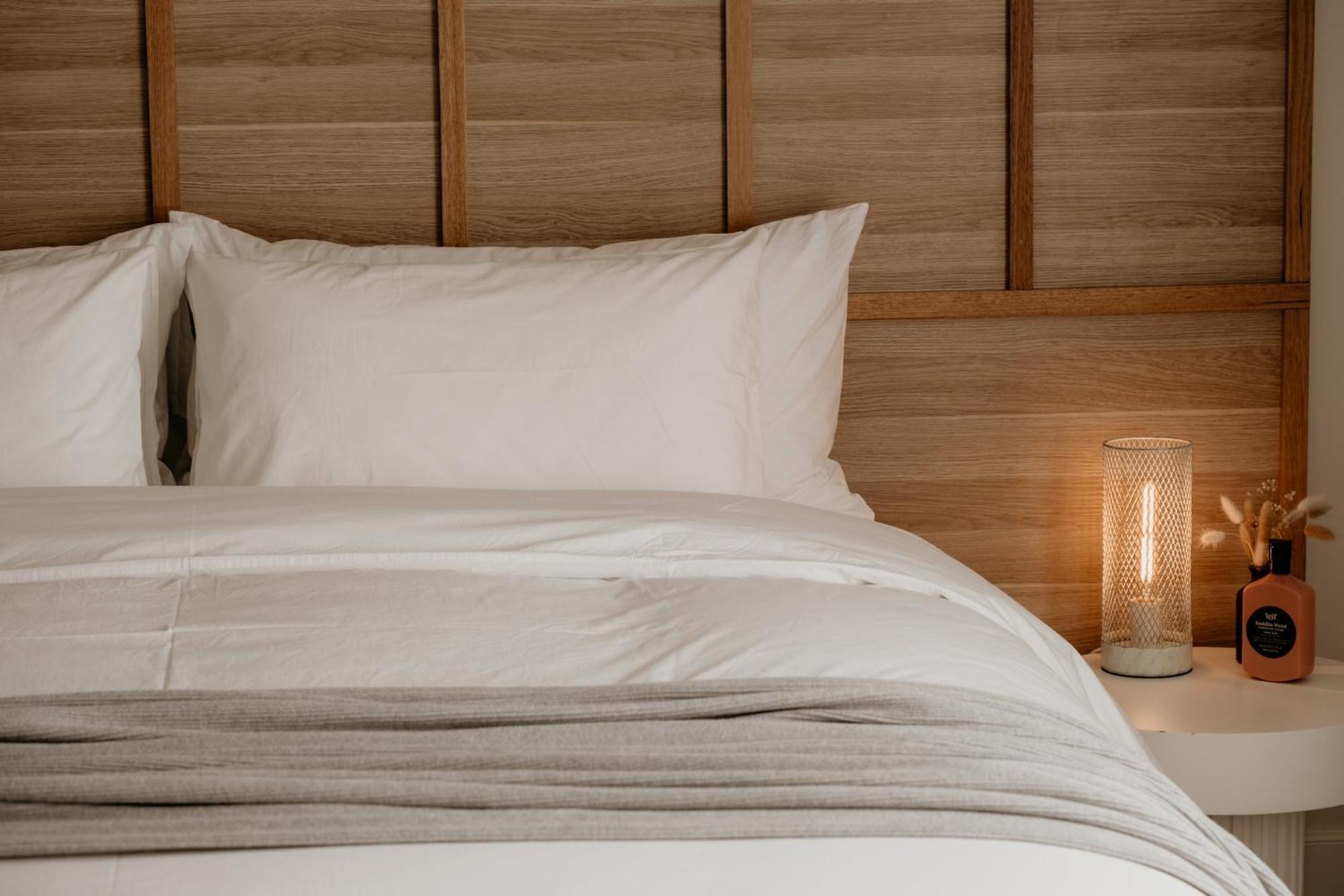The Oak & Anchor Hotel Порт-Фері Екстер'єр фото A bed with a duvet