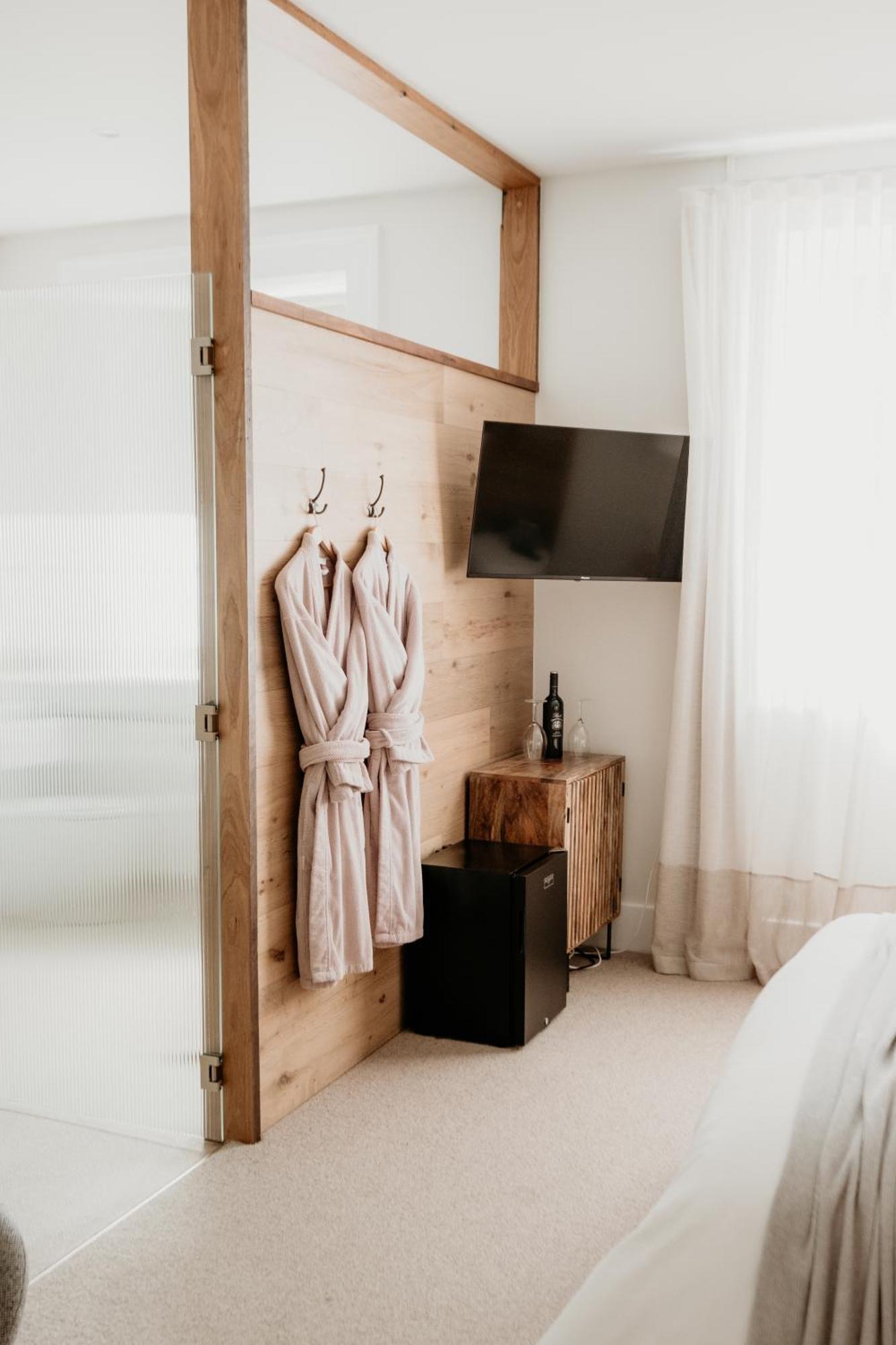 The Oak & Anchor Hotel Порт-Фері Екстер'єр фото A bathrobe hanging on a door