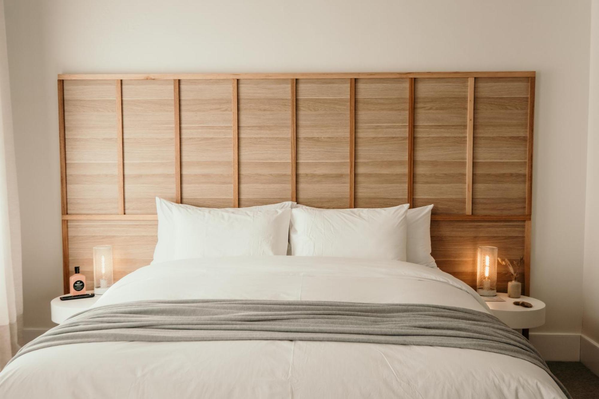 The Oak & Anchor Hotel Порт-Фері Екстер'єр фото A bed with a headboard