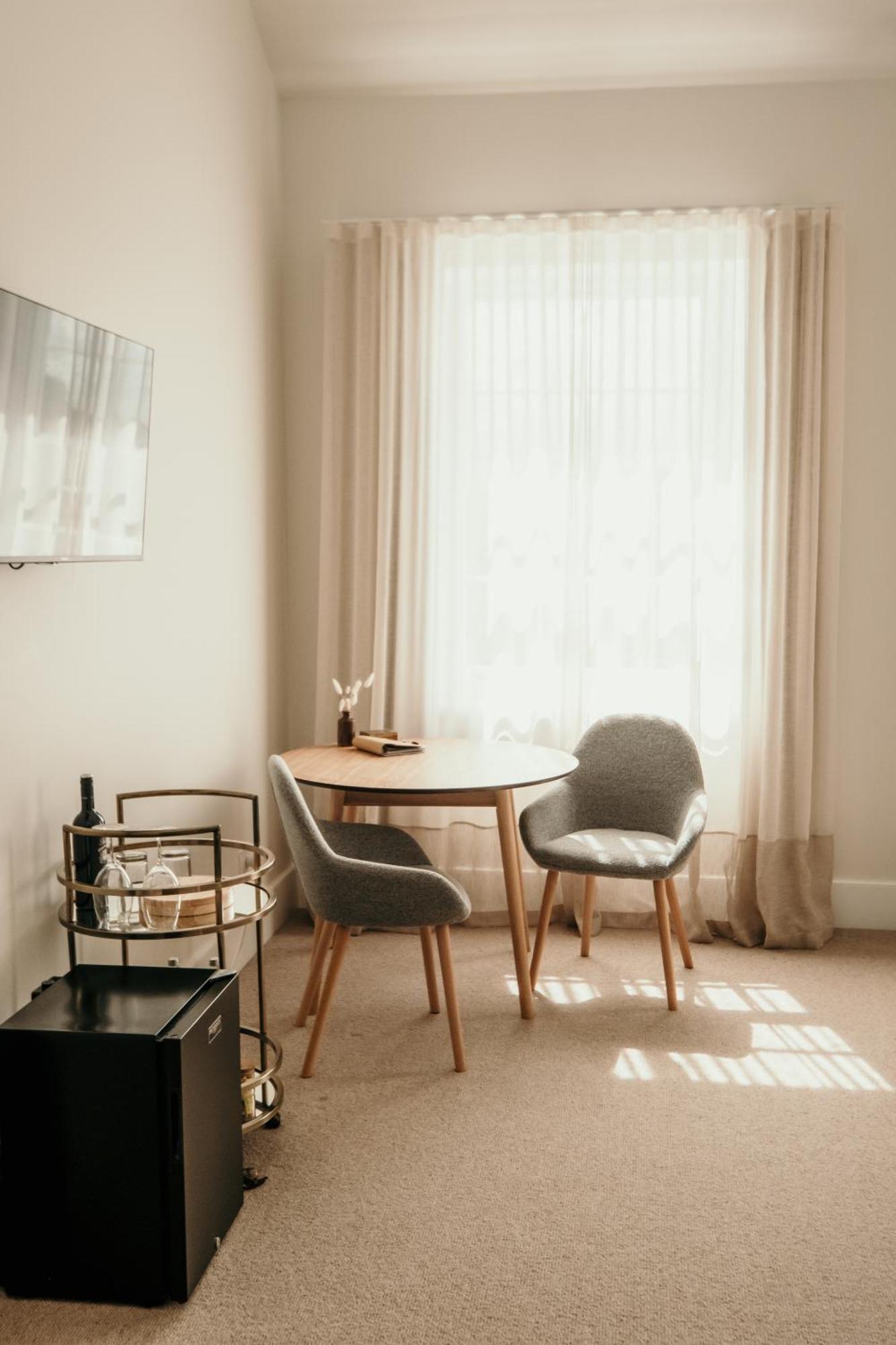 The Oak & Anchor Hotel Порт-Фері Екстер'єр фото A room with a table and two chairs