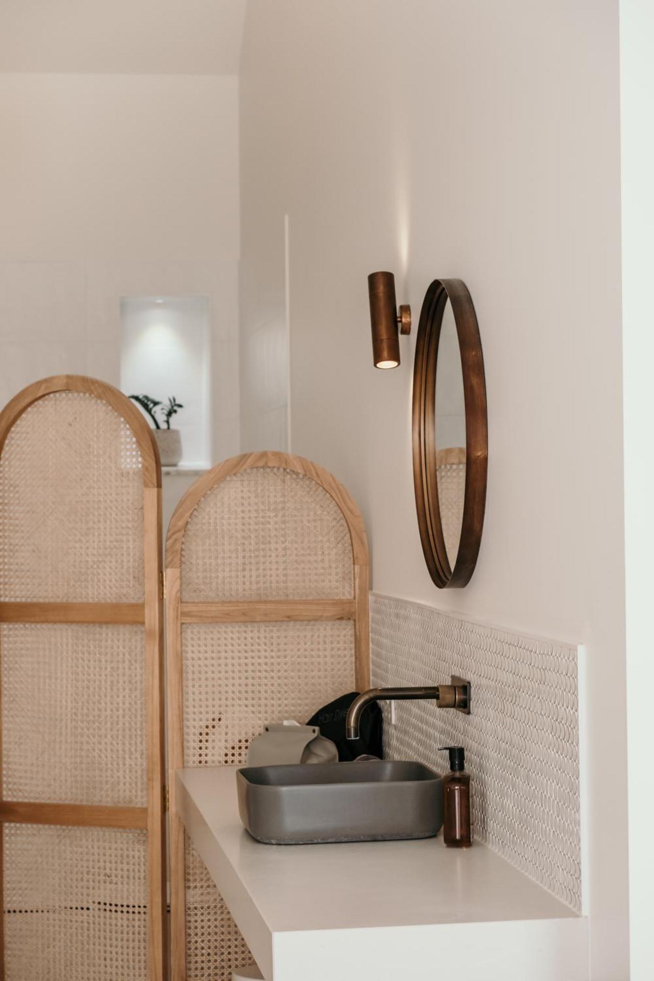 The Oak & Anchor Hotel Порт-Фері Екстер'єр фото A wall-mounted mirror