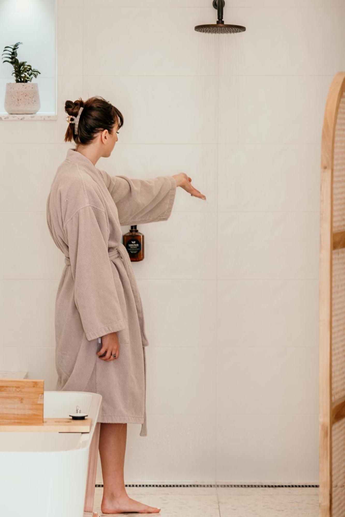 The Oak & Anchor Hotel Порт-Фері Екстер'єр фото A woman wearing a bathrobe