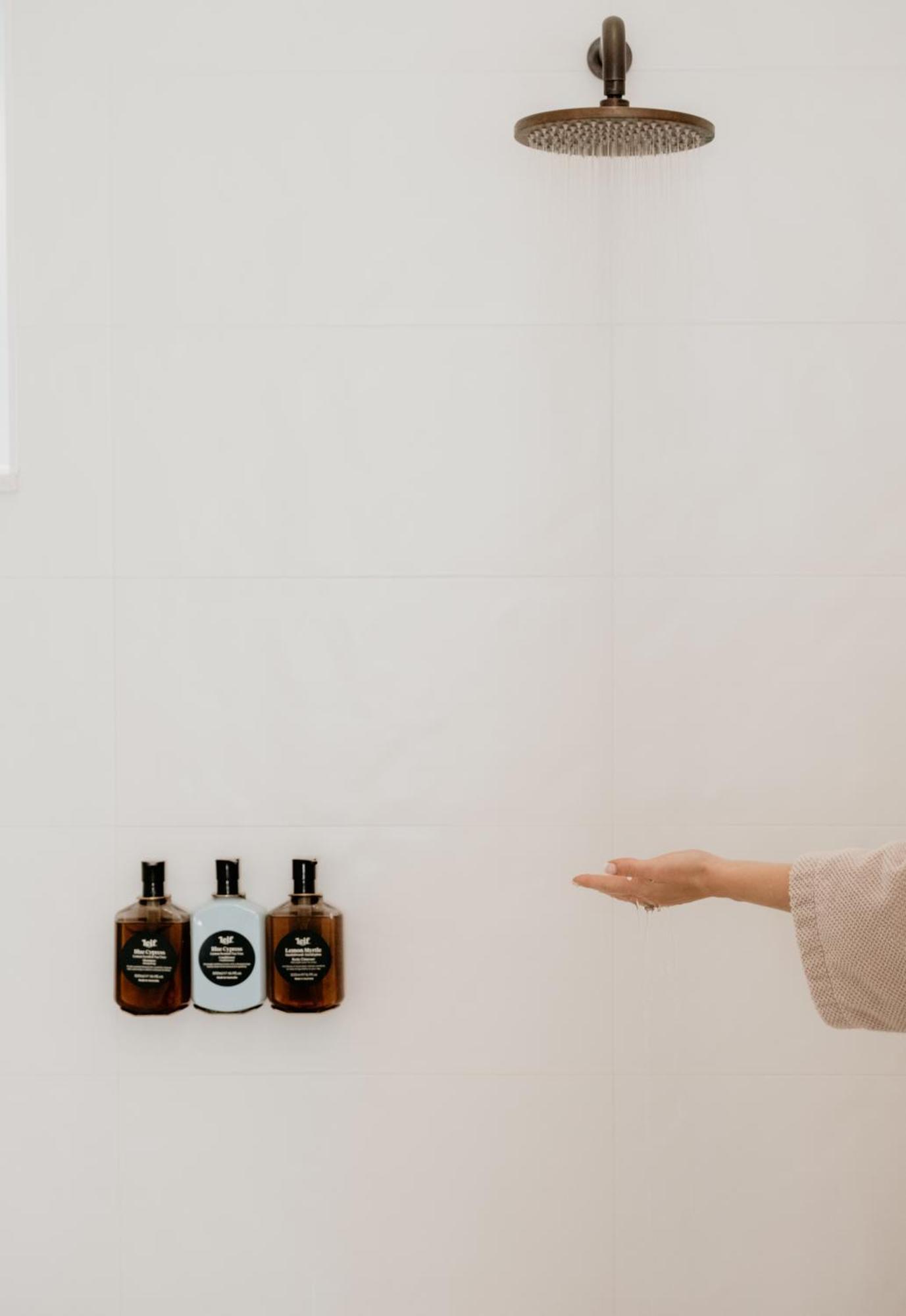 The Oak & Anchor Hotel Порт-Фері Екстер'єр фото A hand washing with soap