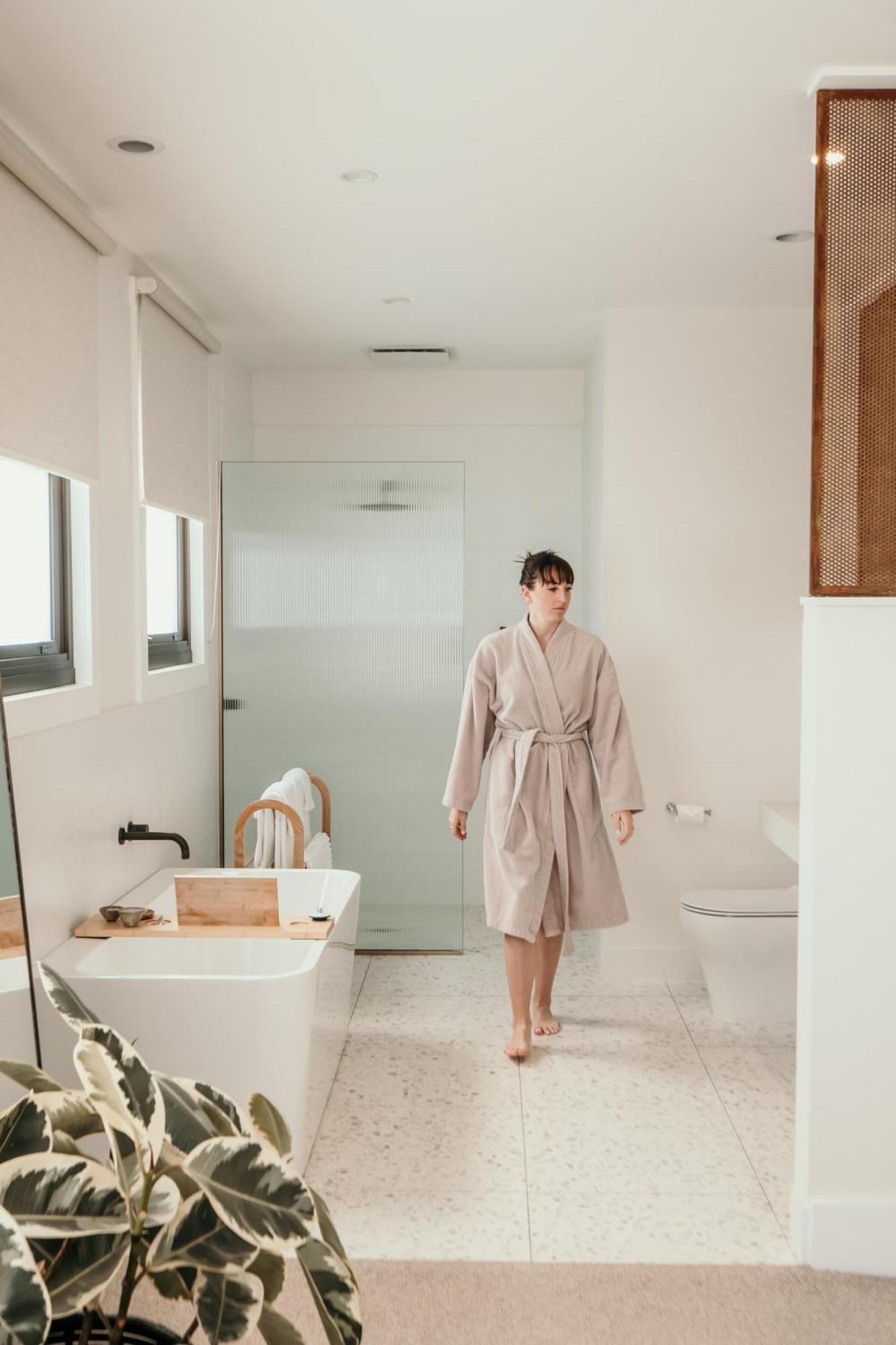 The Oak & Anchor Hotel Порт-Фері Екстер'єр фото A woman wearing a bathrobe