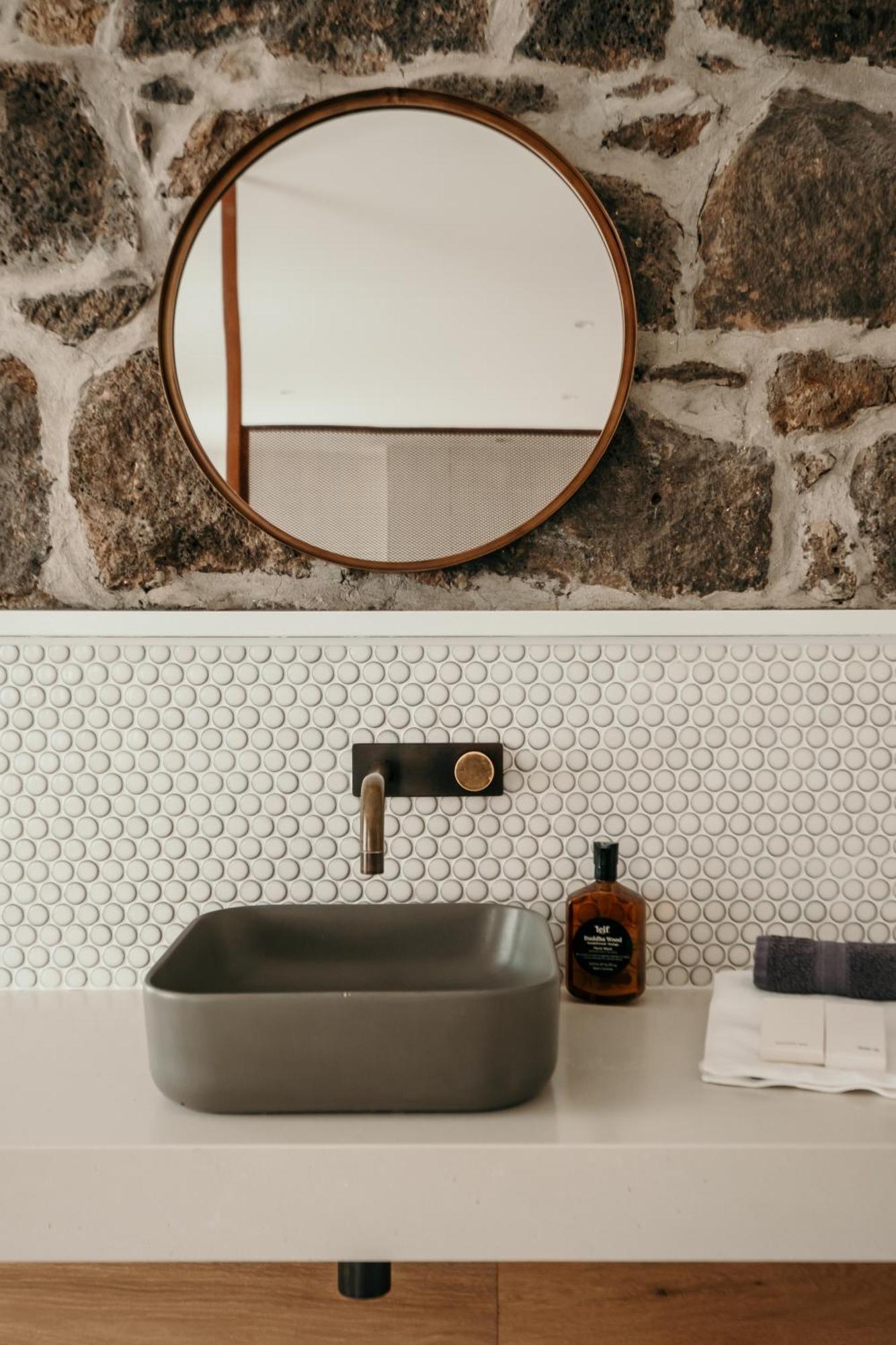 The Oak & Anchor Hotel Порт-Фері Екстер'єр фото Bathroom with penny round tiles