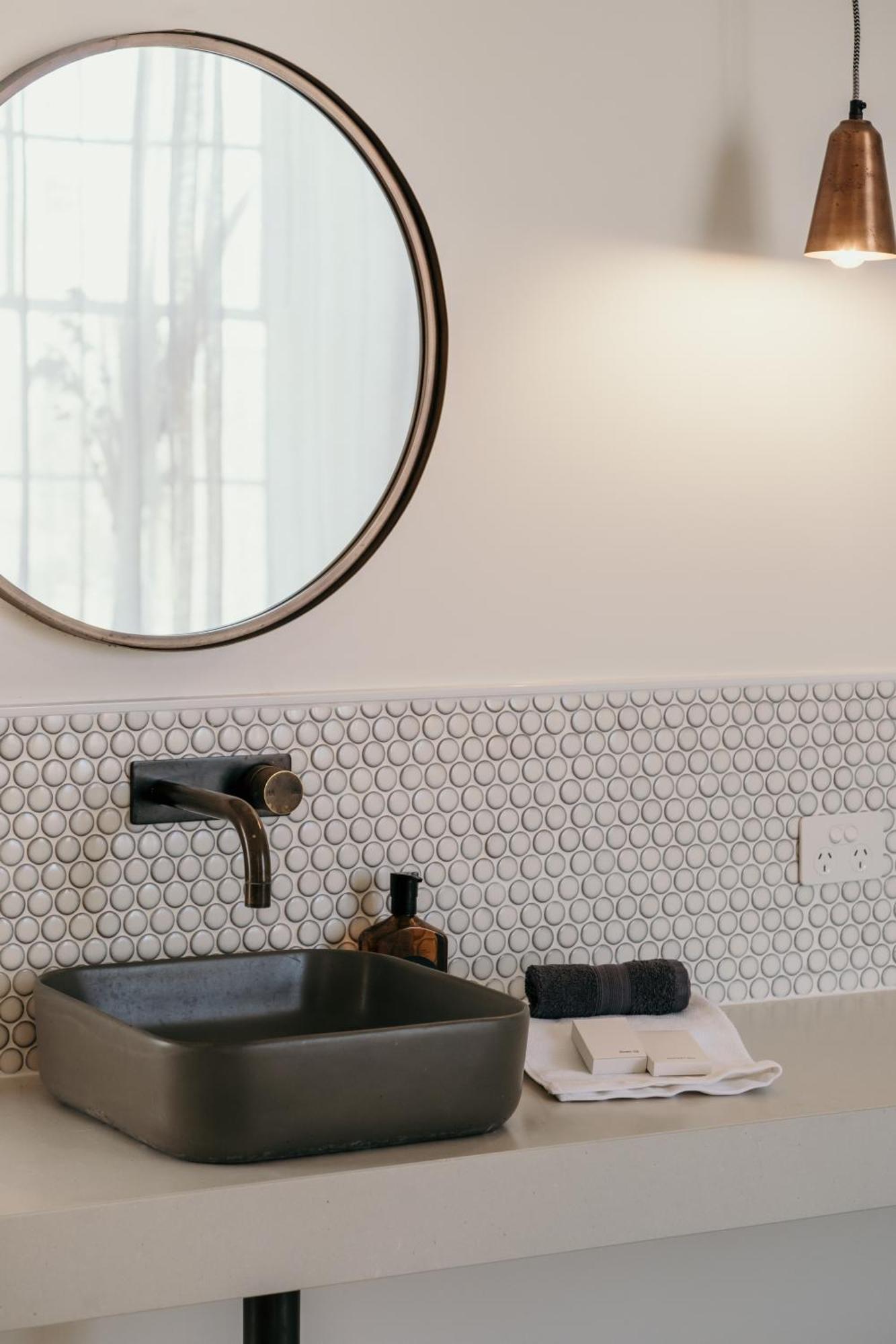 The Oak & Anchor Hotel Порт-Фері Екстер'єр фото A bathroom with penny round tiles