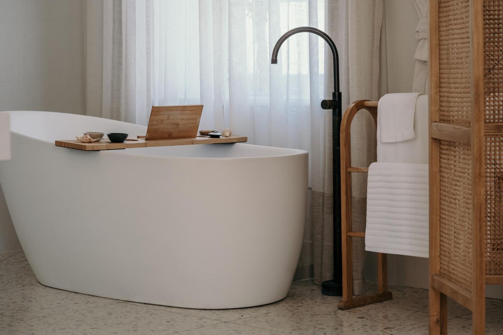 The Oak & Anchor Hotel Порт-Фері Екстер'єр фото A freestanding bathtub